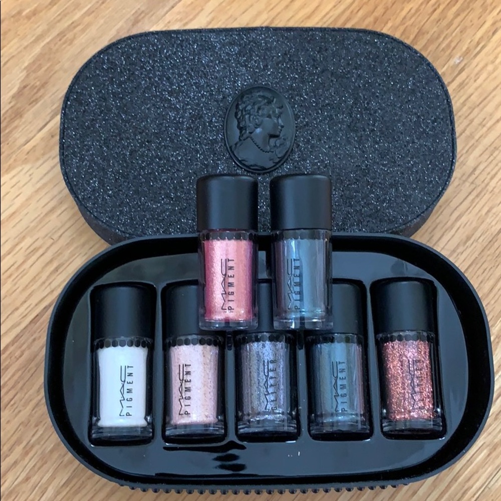 MAC Pigments — 5 Minis + 2 BONUS Minis + MAC Case